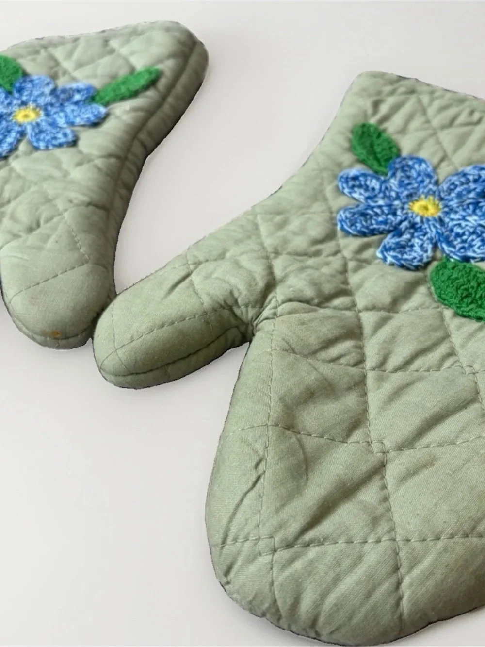 2pc Quilted Green Cotton Oven Mitt Set Blue Yellow Floral Flower Crochet